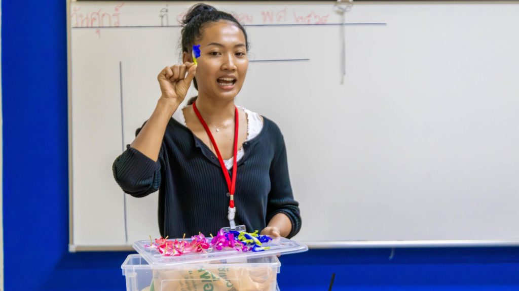 Thai Guest Speakers: Flower Art Fun in Year 1 Thai First Language Class!