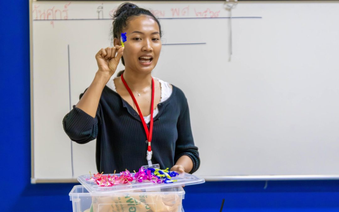 Thai Guest Speakers: Flower Art Fun in Year 1 Thai First Language Class!